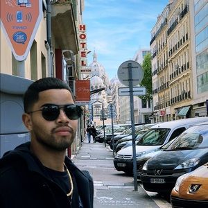 Meet your Posher, Devin